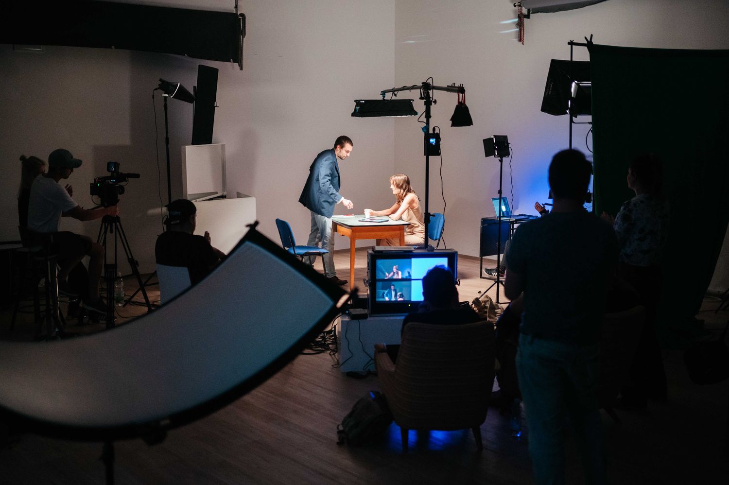 Studioproduktion mit Licht, Kamera und Regie-Monitor
