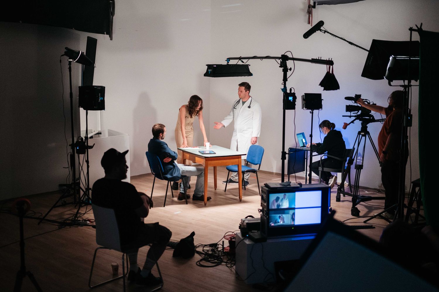 Szenendreh im Studio mit Darstellern und Crew